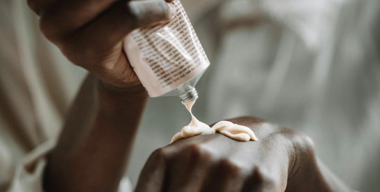 Les bienfaits du panthénol pour les peaux sèches : un hydratant essentiel