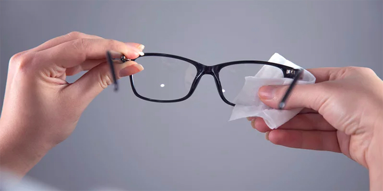 Des astuces simples pour nettoyer les verres de lunettes