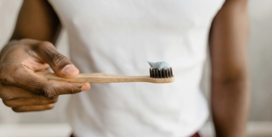 Hygiène bucco-dentaire : pourquoi est-il essentiel de se brosser la langue ?