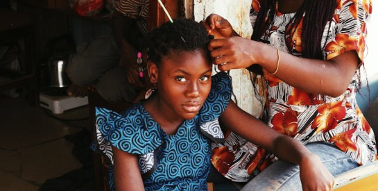 Les causes principales de la chute des cheveux chez les jeunes filles et les moyens de la prévenir