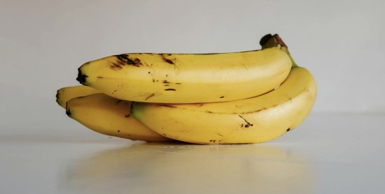 La peau de banane : Un secret naturel pour un visage éclatant et hydraté