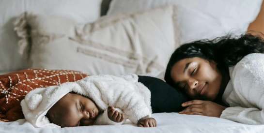 Faut-il faire la sieste en même temps que votre bébé ?