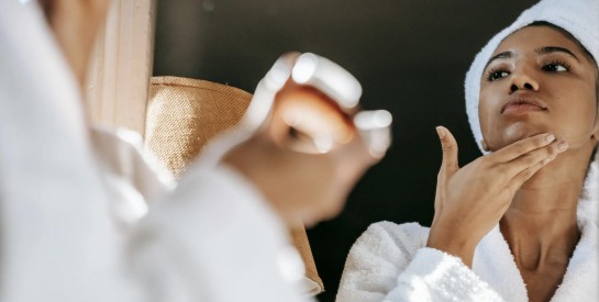 La Trétinoïne : L’ingrédient Anti-Âge Révolutionnaire pour une Peau Jeune et Lisse