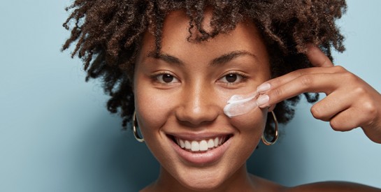 Pourquoi Appliquer une Crème Solaire Quotidiennement sur le Visage est Essentiel