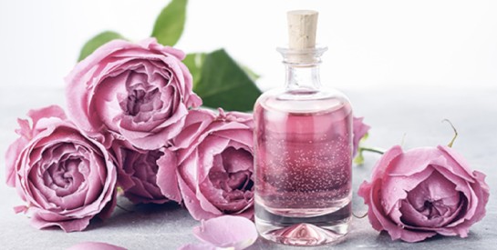 L’eau de rose: un remède apaisant pour les peaux sensibles et sujettes aux rougeurs ou aux irritations