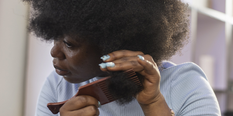 Perte de Cheveux Après l’Accouchement : Comprendre et Adopter les Bons Gestes