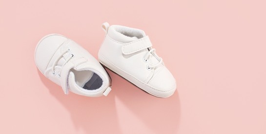 À quel âge faut-il faire porter des chaussures aux bébés ?