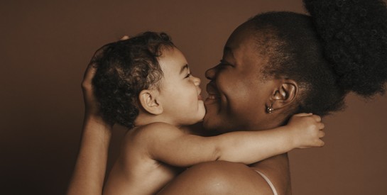 Pourquoi il ne faut jamais embrasser un bébé sur la bouche : un geste d’amour aux conséquences dangereuses