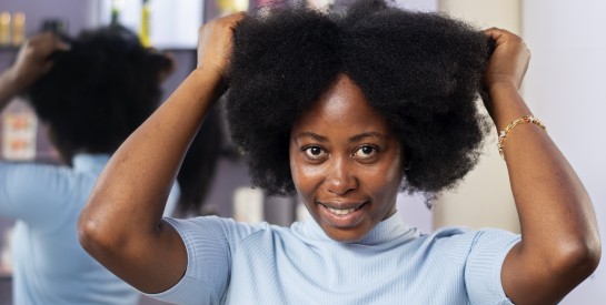 Psoriasis du cuir chevelu : 7 solutions naturelles pour apaiser les démangeaisons et les plaques