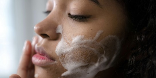 Poils au menton chez la femme : causes, significations et solutions efficaces