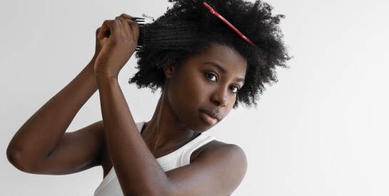 Cheveux crépus et très secs : solutions naturelles et efficaces pour leur redonner vie