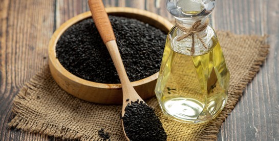 Les secrets de la graine de nigelle pour stimuler la pousse des cheveux
