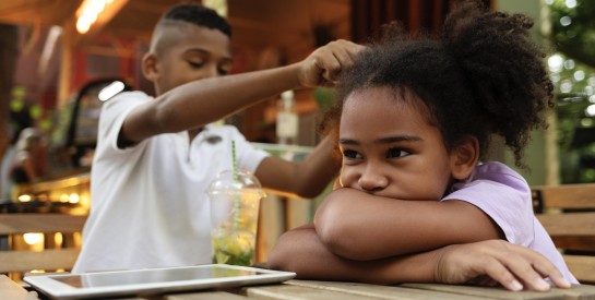 Votre enfant fait une crise en public : comment réagir avec calme et efficacité ?