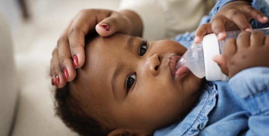Comment aider l’enfant à abandonner le biberon ?