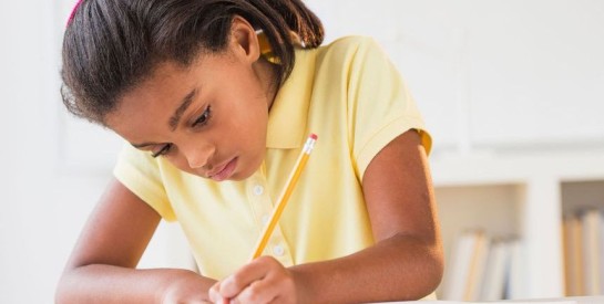 Mon enfant est gaucher : une différence qui peut devenir une force