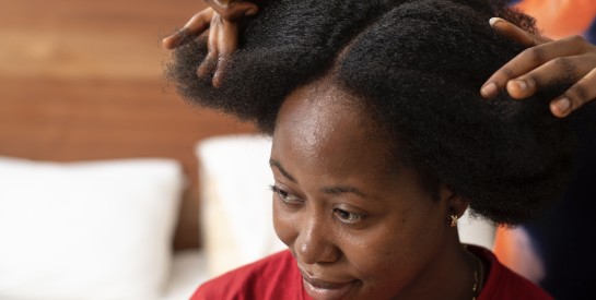 Vous en faites trop… et vos cheveux n’en font pas assez ? Voici pourquoi