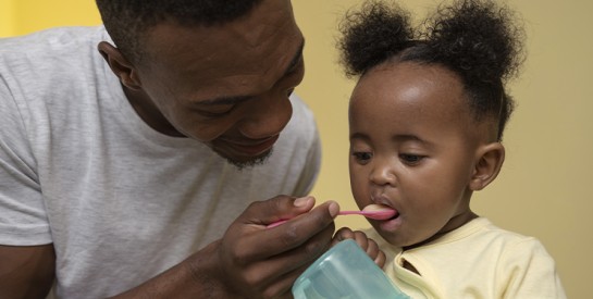 Nourrir un bébé en bonne santé : les bases d’une assiette équilibrée dès le plus jeune âge