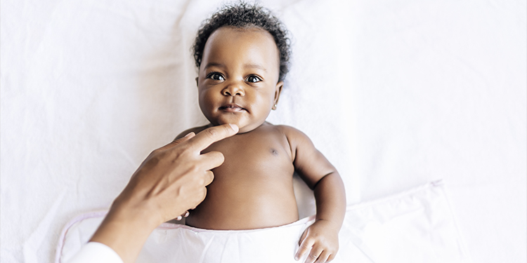Derrière les taches : comprendre les petits maux de la peau chez les nourrissons
