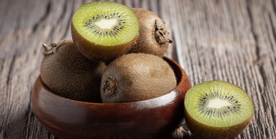 Kiwi et digestion : comment ce fruit lutte contre la constipation