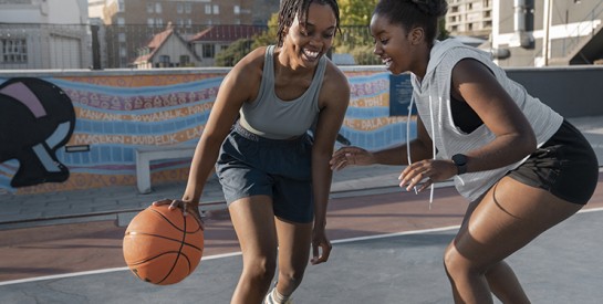 Comment le basketball forge la cohésion et l’estime de soi