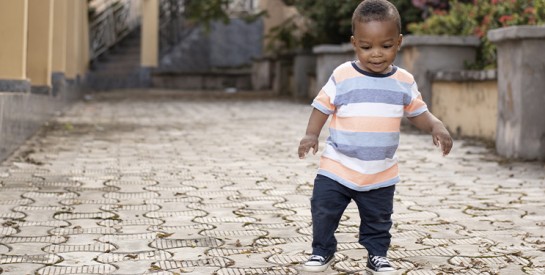 Les premiers pas de bébé : faut-il déjà des chaussures ?