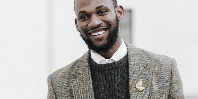Comment porter une broche avec style et raffinement ?