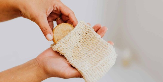 Bien utiliser un gant de crin pour exfolier et revitaliser la peau