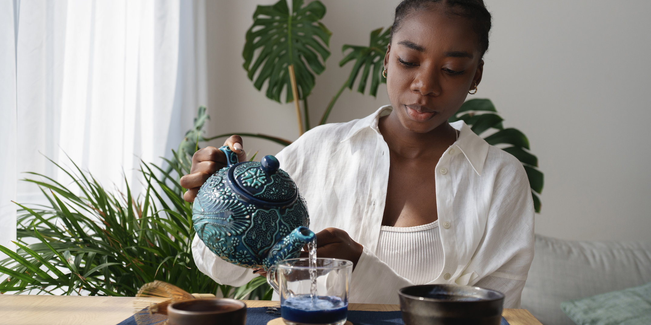 Soigner sa peau de l’intérieur grâce aux tisanes : beauté et bien-être naturels