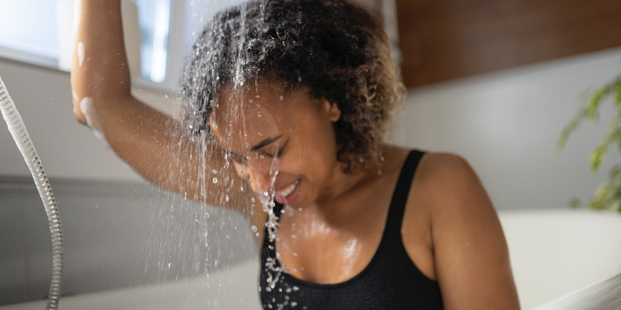 L’eau tiède : la clé d’un shampoing efficace pour des cheveux en pleine santé