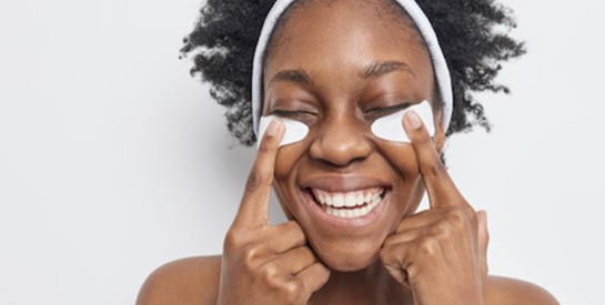 Anti-cernes et peaux noires : les secrets pour un regard éclatant sans effet gris