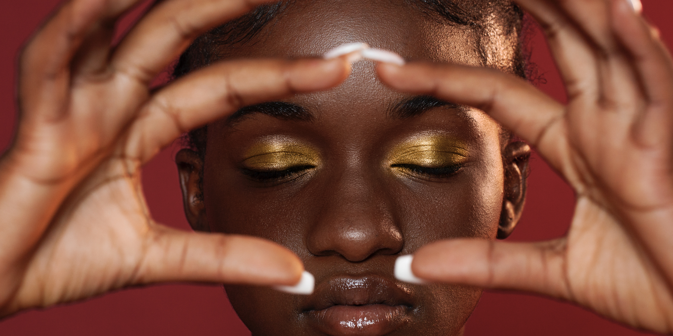 Anti-cernes pour peaux noires : guide pour un regard lumineux sans effet gris