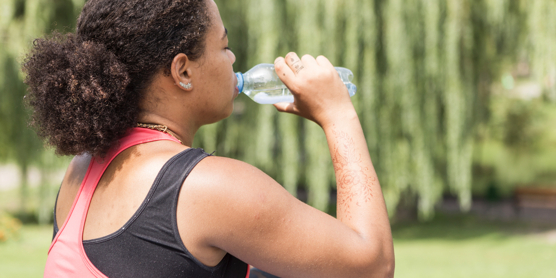 Boire plus d’eau et rester hydraté toute la journée : astuces simples