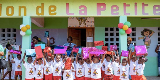 La Fondation Orange et l’ONG Yelenba – Women In Action offrent un Noël inoubliable à 134 enfants à d’Adoumanga
