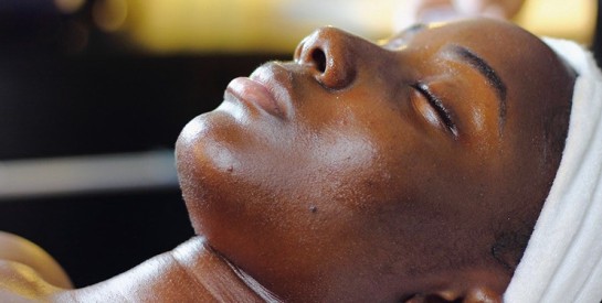 Rituels beauté du soir pour récupérer après les fêtes