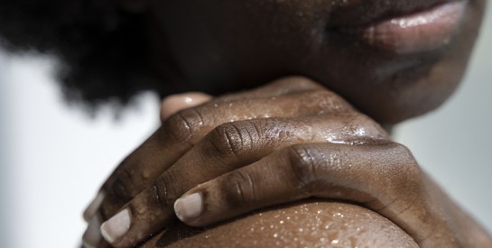 Le secret des peaux douces : pourquoi intégrer le loofah ou le gant de Kessa à sa routine douche