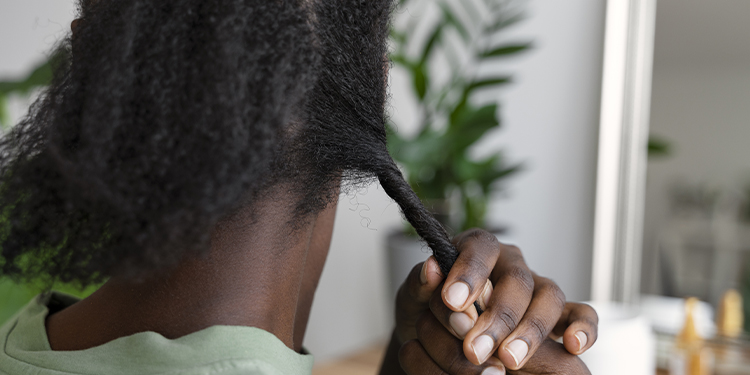 Réparer ses cheveux après les tresses : le soin protéiné maison à base de jaune d’œuf et d’avocat