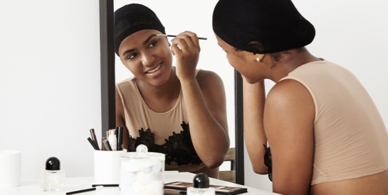 Le contouring et l’highlighter pour les peaux noires : choisir les bonnes nuances pour un effet naturel