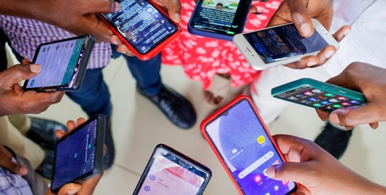 Les réseaux sociaux et l’image corporelle des adolescentes : comment les parents peuvent soutenir