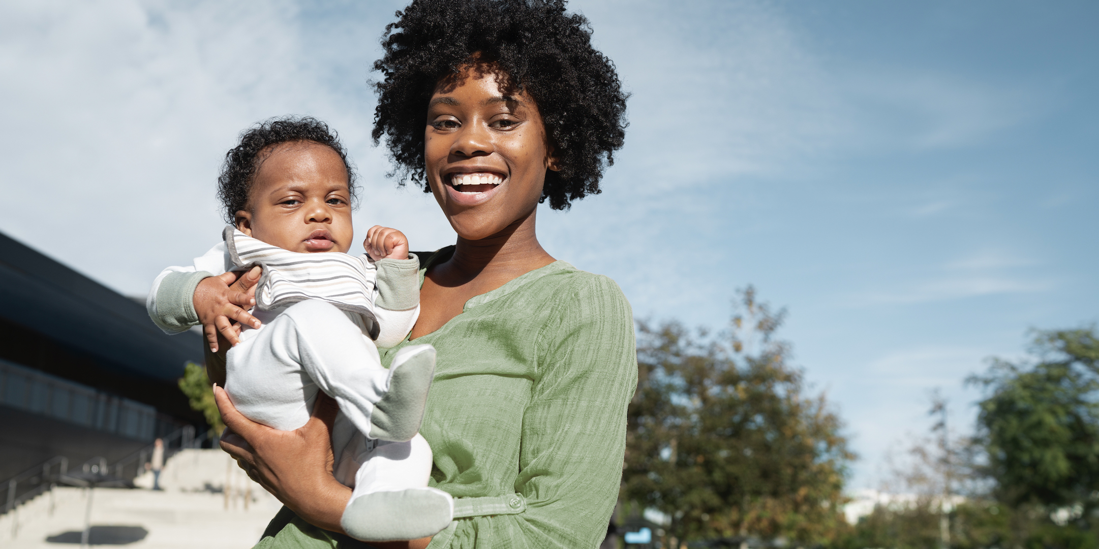 S’occuper de son premier enfant d’environ un an : repères essentiels pour les jeunes parents