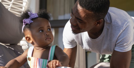 Quand le père devient parent au foyer : le choix d’un couple qui bouscule les codes