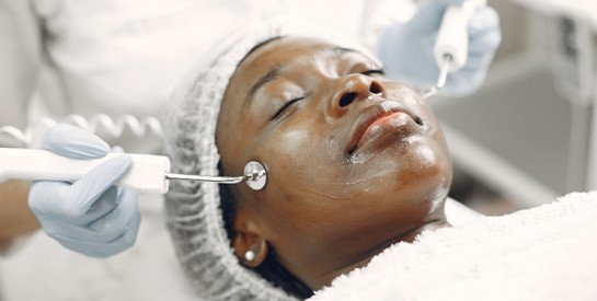 Saison sèche et chaleur : Le nettoyage profond pour réveiller l’éclat de sa peau