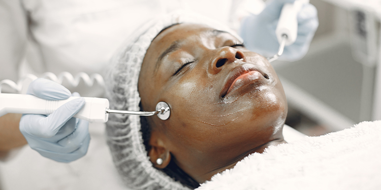 Saison sèche et chaleur : Le nettoyage profond pour réveiller l’éclat de sa peau