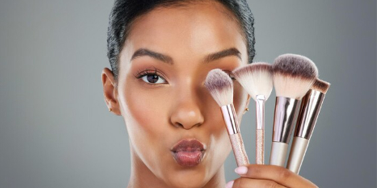 Le maquillage anti-transfert : les indispensables pour une tenue parfaite toute la journée