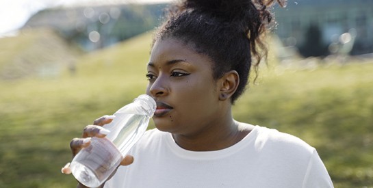Objectif jambes légères : les solutions naturelles pour dire adieu à la rétention d’eau