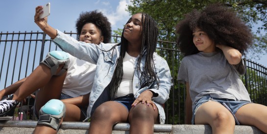 Mon adolescent suit tout ce que font ses amis — comment l'aider à rester lui-même ?