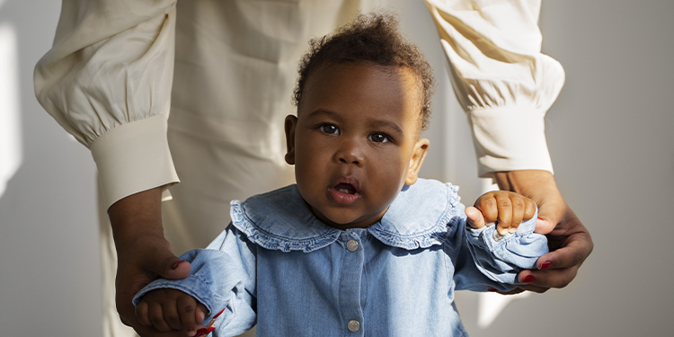 Le portage physiologique : quels bienfaits pour bébé ?