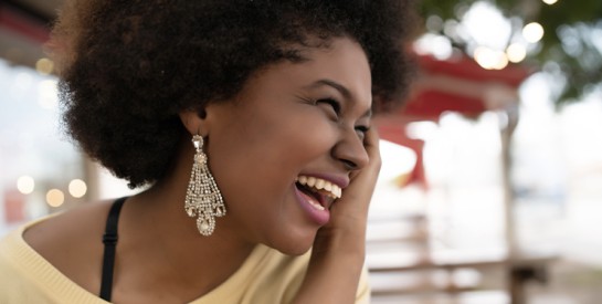 Les boucles d’oreilles XXL : comment les porter avec élégance