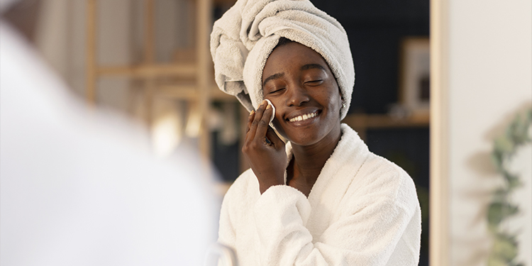 Peau et forte chaleur : la routine idéale pour garder un visage frais et éclatant