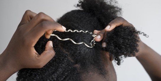 Protéger ses cheveux du soleil : les bons gestes pour garder une chevelure saine et brillante