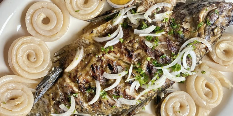 Le bâton de manioc camerounais : un aliment traditionnel à intégrer dans une assiette équilibrée